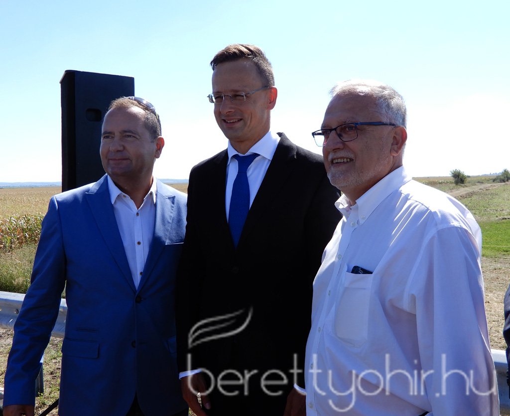 Átadták az M4-es autópálya Ártándig tartó szakaszát31